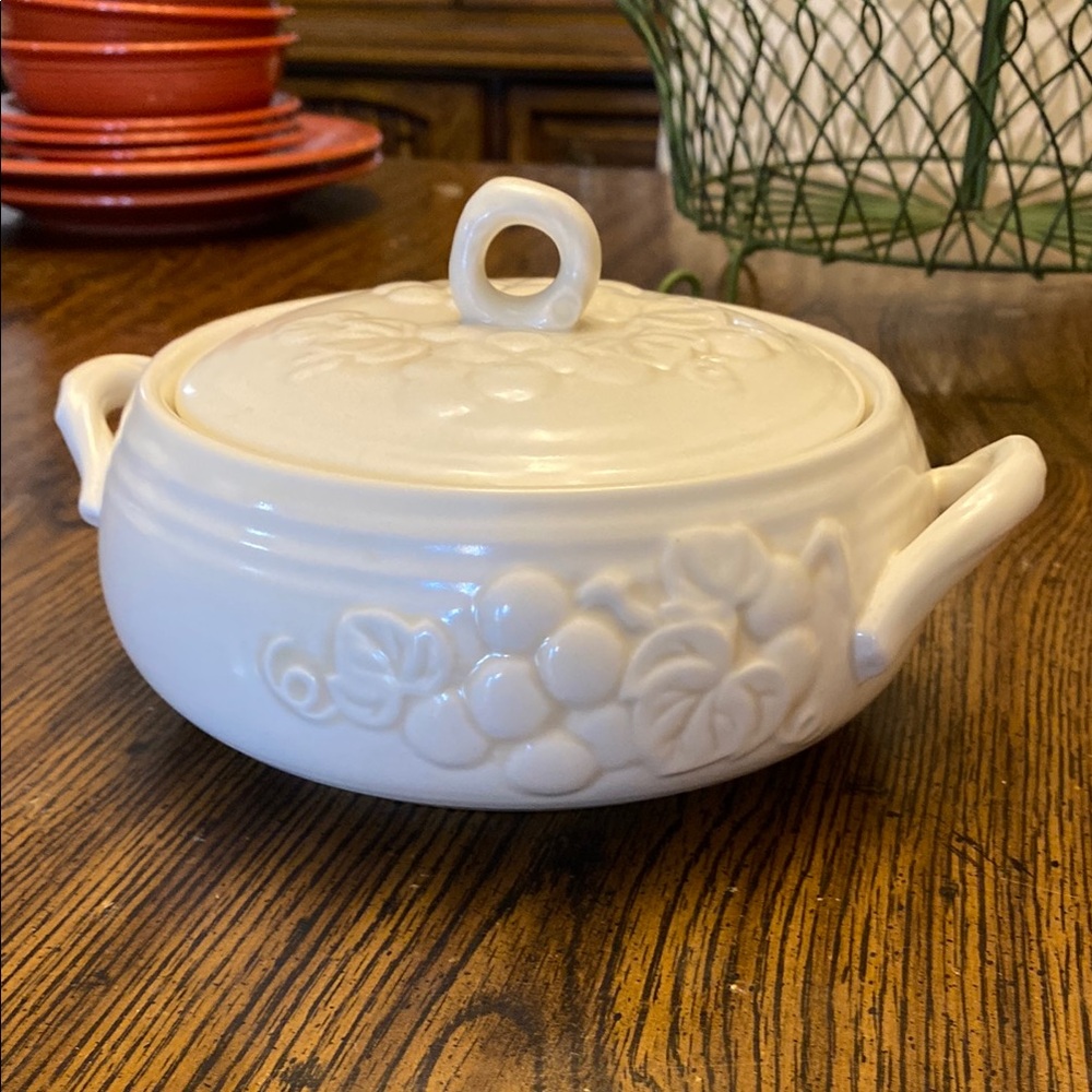 Metlox Poppytrail Antique Grape White 9” covered vegetable server. Has cracks